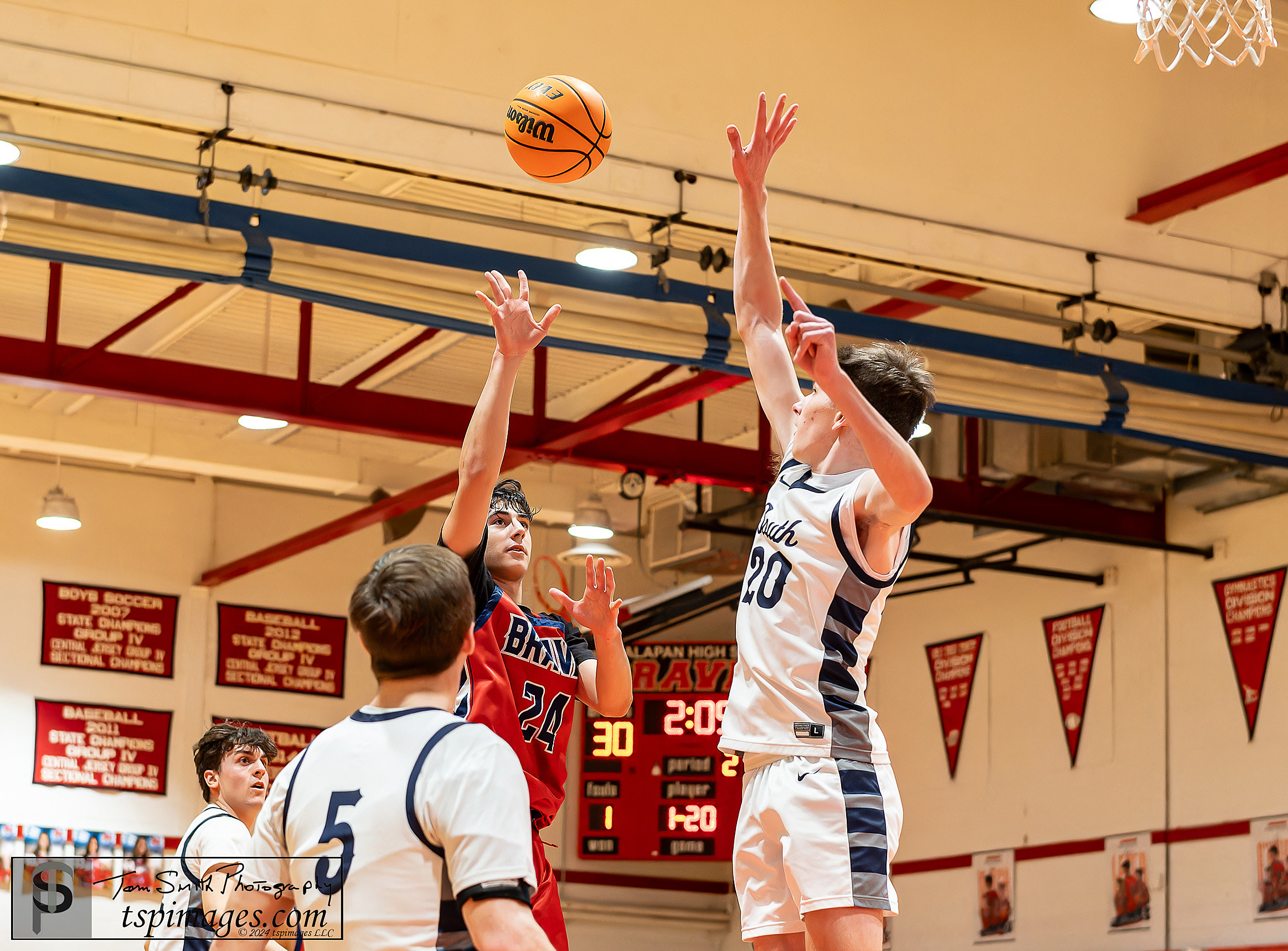 Manalapan senior Phil Pearlman shoots over Middletown South senior Will Nugent. (Photo: Tom Smith | tspsportsimages.com)